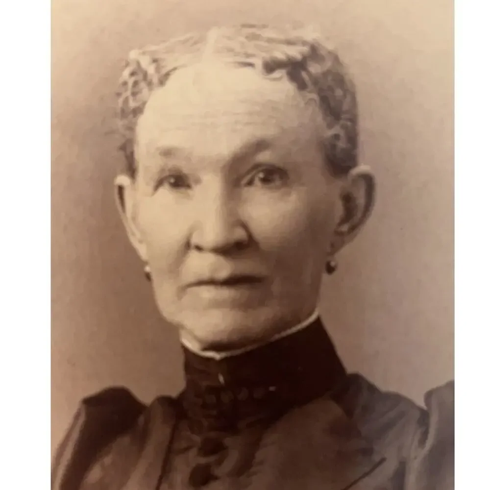 Vintage Photo Cabinet Card  - Older Woman Portrait of a Lady - Vermont